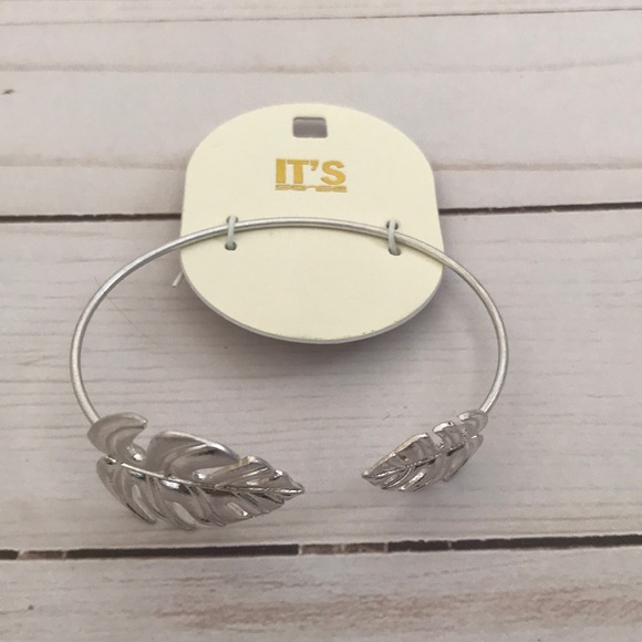 ⭐️NEW⭐️. Leaf Bracelet Cuff - Picture 1 of 6